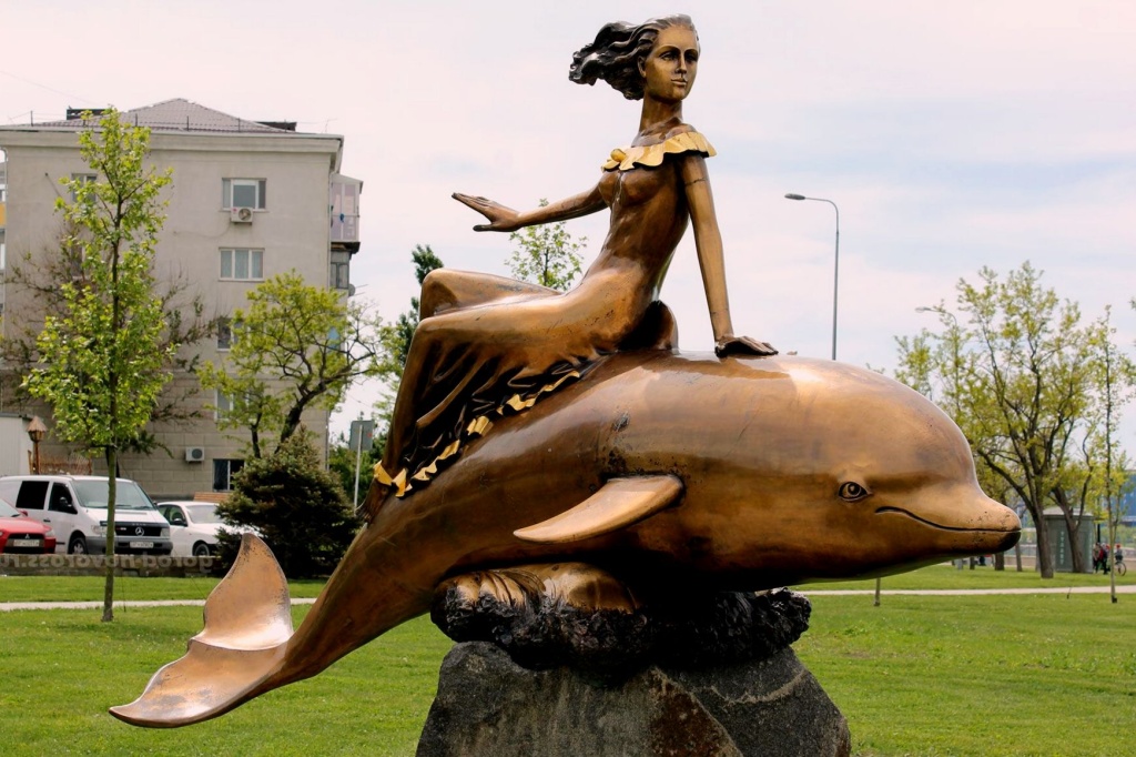 Скульптурная композиция «Девушка на дельфине»