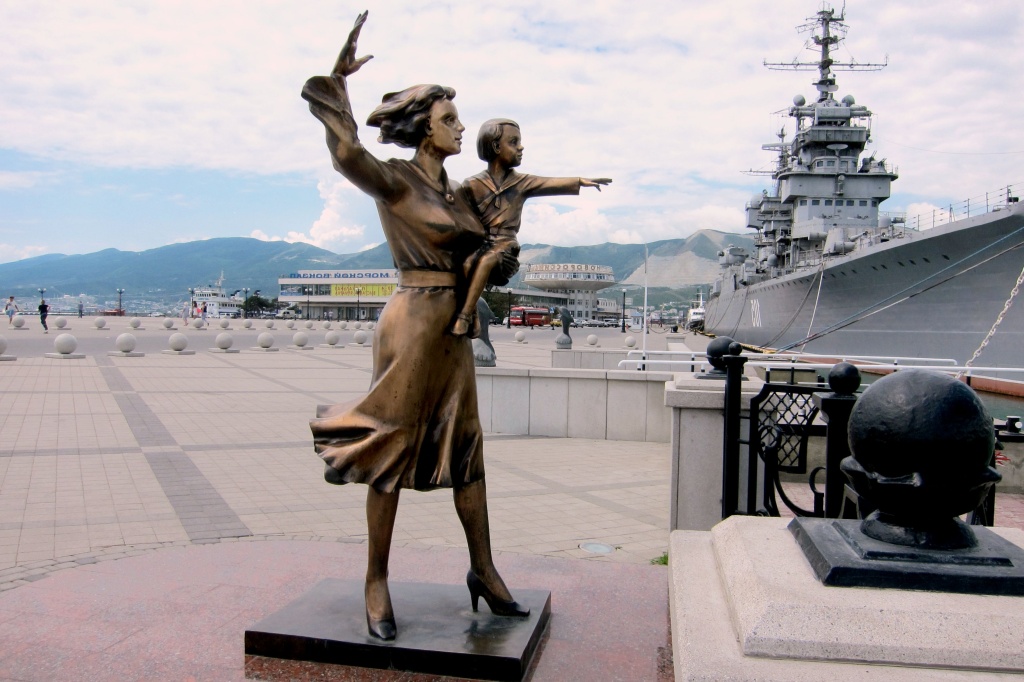Памятник женам моряков
